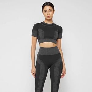 Maniere De Voir - Seamless Shortsleeve Top